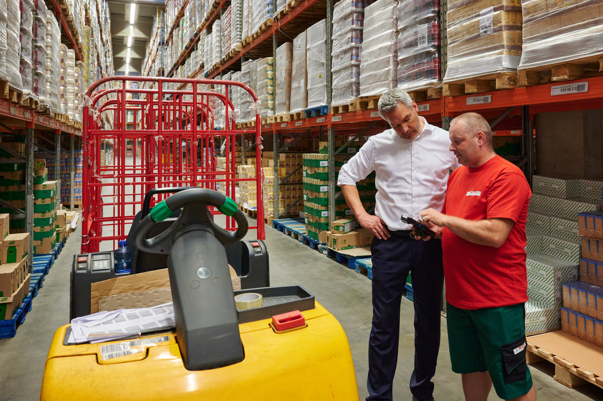 Nehammer mit einem Spar-Logistikmitarbeiter im Lager