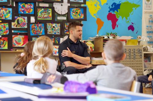 Polizist mit Kindern
