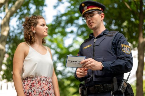 Sicherheitsbeauftragte mit Polizist auf der Straße 